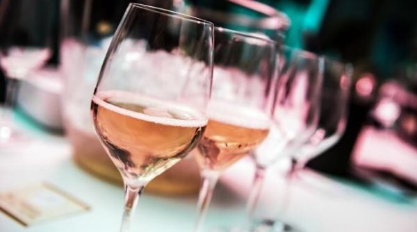 eveniment privat cu 100 de persoane  intrerupt de politisti