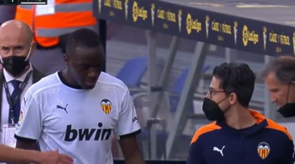 scandal in la liga fotbalistii valenciei au iesit de pe teren in partida cu cadiz dupa un presupus comentariu rasist la adresa lui mouctar diakhaby video