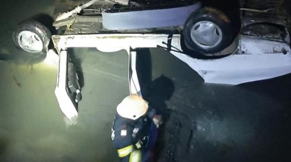 doua persoane de 60 de ani au murit dupa ce au plonjat cu autoturismul intr un canal