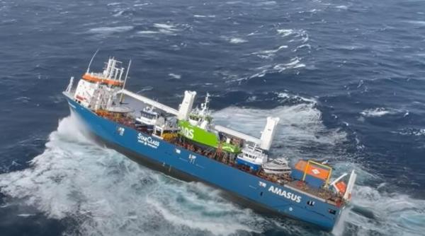 echipajul unei nave olandeze aflata in deriva in marea nordului evacuat cu elicopterul de o echipa de salvatori video