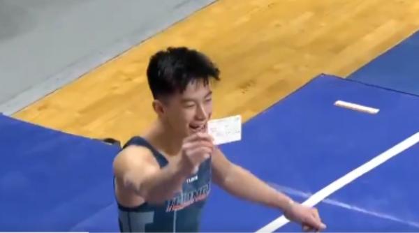 un gimnast american si a scos certificatul de vaccinare dupa o saritura perfecta gestul sau a devenit viral video