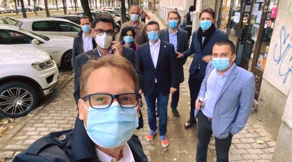 dominic fritz la protest in fata primariei pe care o conduce