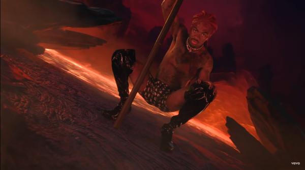 lil nas x isi face de ras haterii dupa ce piesa in care recunoaste ca e gay ajunge pe locul 1 in topuri