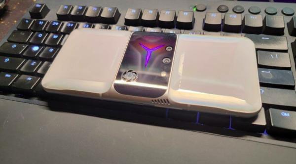 noul telefon de gaming lenovo arata ca o naveta spatiala