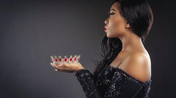 rafuiala pentru coroana intre miss sri lanka si o alta concurenta pe scena a ramas cu rani la nivelul fetei