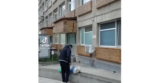 video de la spitalul de urgenta alba iulia viral pe tiktok cum se dau pachetele in pandemie