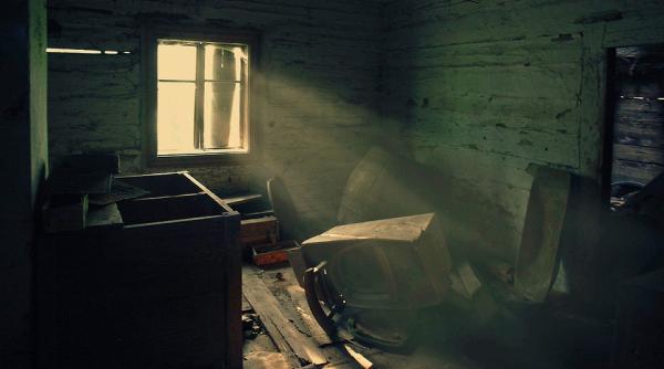 video o echipa specializata in manevrarea deseurilor si substantelor periculoase a fost chemata sa curete o casa