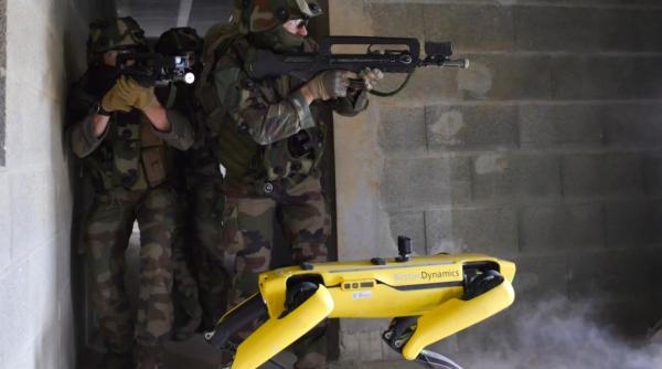 armata franceza testeaza robotul patruped spot