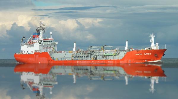 inca doua nave cisterna s au blocat in canalul suez