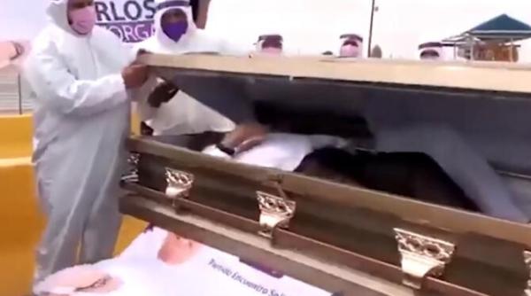 politicianul care si a lansat campania electorala dintr un sicriu video