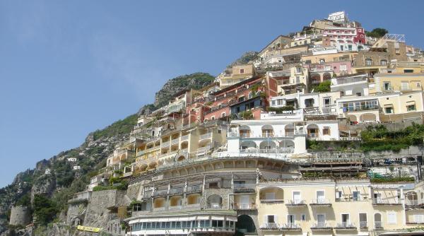 italia vrea sa redeschida economia la inceputul lunii iunie si va primi turistii cu pasaport verde