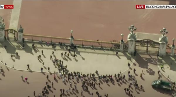 live imagini de la palatul buckingham oamenii ii aduc un ultimul omagiu printului philip