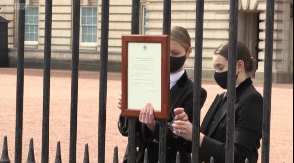 mesajul afisat pe poarta palatului buckingham dupa moartea printului philip al marii britanii