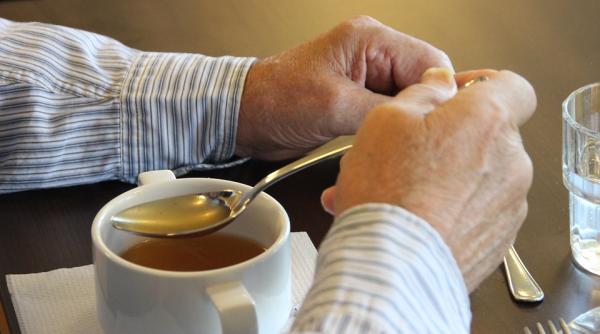 parlamentarii nu vor mai putea cumpara ciorba cu 2 lei de la cantina va fi administrata de o firma privata