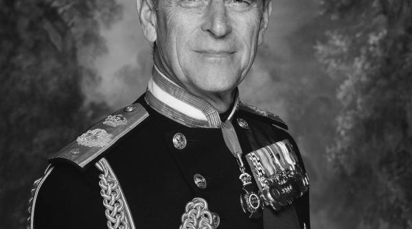 site ul familiei regale a marii britanii picat afiseaza doar o fotografie cu printul philip pe fundal negru