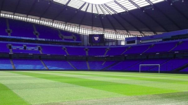 manchester city invinsa de leeds united in inferioritate numerica