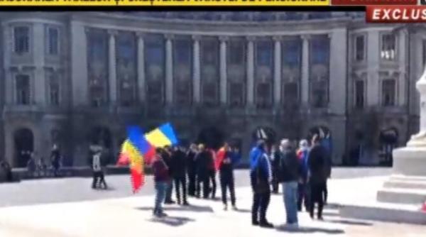 primii protestatari au ajuns in piata universitatii
