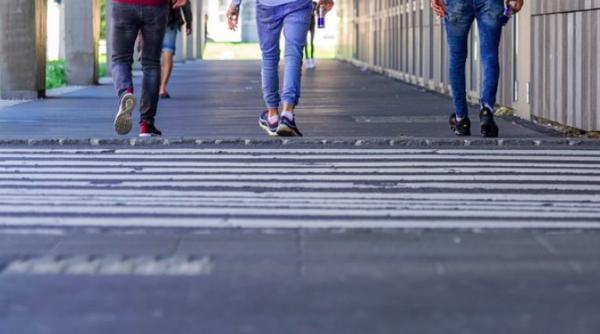 elevii si politistii din tg jiu au pictat si colorat treceri de pietoni 3d