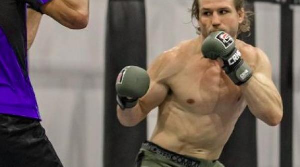 luptatorul ufc alexander munoz a fugarit si batut un hot care i a furat masina