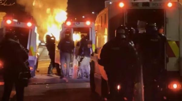 protest violent in irlanda de nord masini incendiate si batai cu tomberoane video