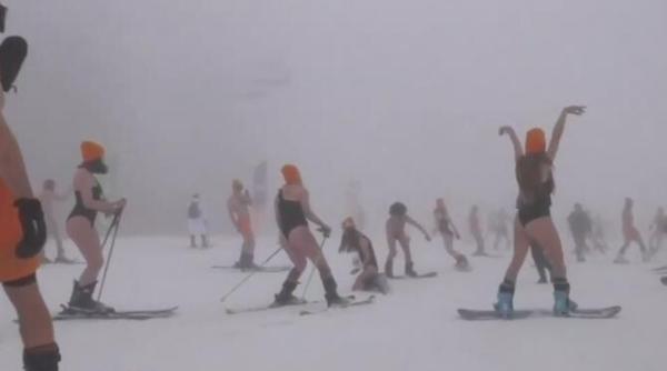 sute de persoane imbracate in costum de baie au schiat pe partiile din soci rusia video