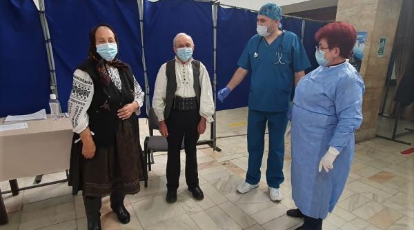 doi varstnici au mers la vaccinare in straie populare foto