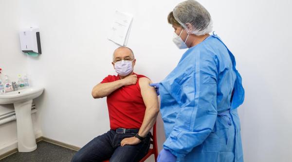 emil boc s a vaccinat cu a doua doza de ser astrazeneca viata noastra va reveni la normalitate