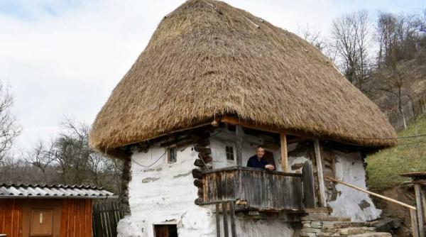 galerie foto casa ridicata acum 160 de ani in satul cib in care au crescut cinci generatii