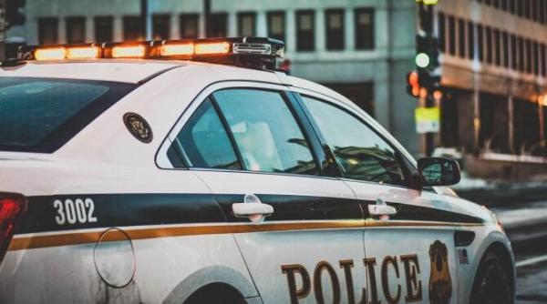 noi scene sunt pe cale sa aprinda america militar de culoare scos din masina cu arma la cap si stropit cu spray paralizant de politie