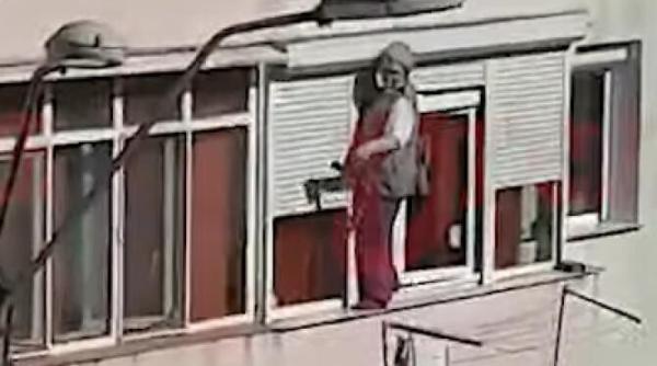 o femeie a iesit pe pervazul exterior al geamului ca sa l stearga la etajul 2 video