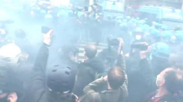 protest anti restrictii cu fumigene la roma proprietarii de afaceri imbranceli cu politistii video
