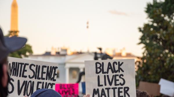 noi tensiuni in minneapolis dupa ce un tanar de culoare a fost ucis de politie un alt episod george floyd