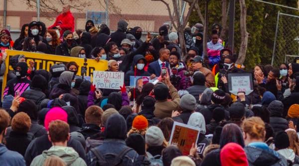 demisiile politistilor dupa moartea lui daunte wright nu au calmat protestatarii