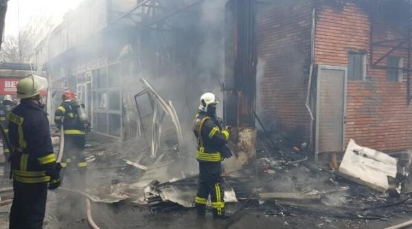 incendiu violent in piata veteranilor din capitala  vanzatorii si clientii au fost evacuati de pompieri
