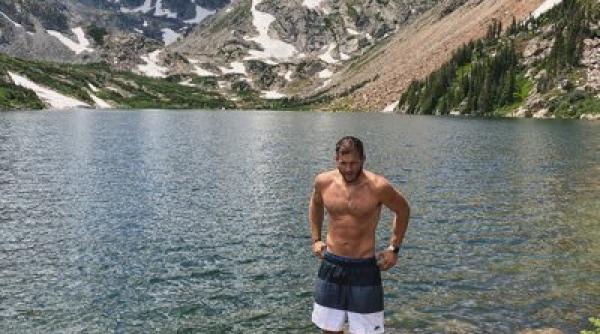 un protagonist al emisiunii burlacul recunoaste ca e gay