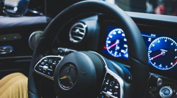 un roman va primi despagubiri de la un dealer mercedes pentru ca nu si a putut conecta telefonul la masina