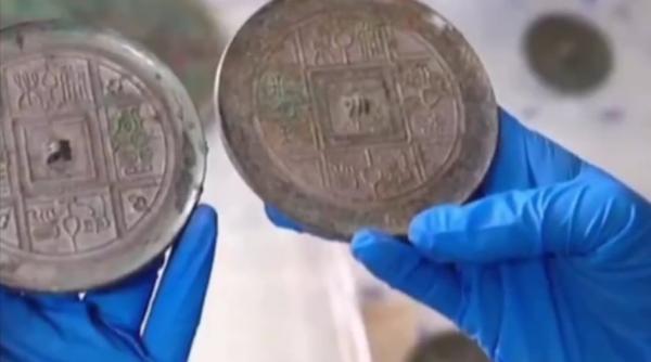 zeci de oglinzi de bronz datand din urma cu peste 2 000 de ani descoperite in china