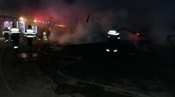 incendiu violent la un gater din suceava a ars cherestea depozitata intr o hala de 600mp