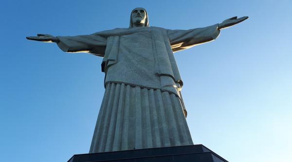 statuia lui iisus din rio de janeiro luminata pentru a marca 100 de zile pana la jocurile olimpice