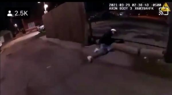 imagini insuportabile cu un politist care ucide un copil de 13 socheaza sua