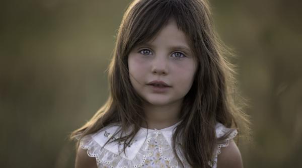 o fetita de 9 ani a fost felicitata de sts cei sapte ani de acasa si educatia civica au determinat o sa faca acest gest