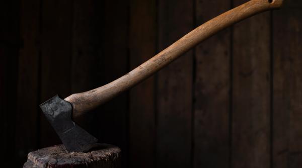 revoltat ca nu e lasat sa cerseasca  a sarit cu toporul la angajatii unei terase