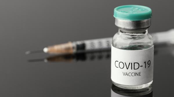 un varstnic bolnav de cancer si cu alte afectiuni cronice s a vaccinat impotriva covid 19 foto