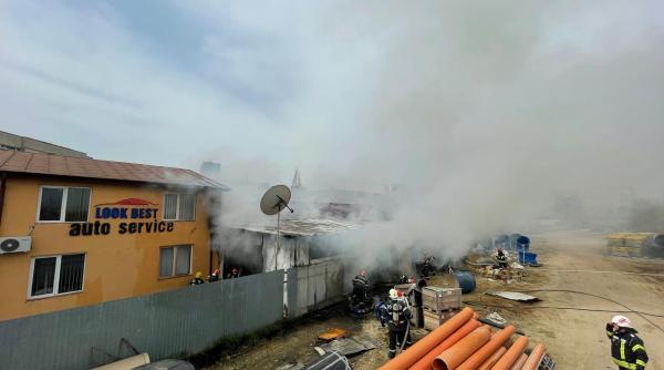 incendiu puternic in capitala interventie urgenta a pompierilor o persoana are arsuri pe fata