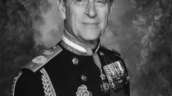 inmormantarea printului philip sotul reginei elisabeta a ii a cei care l au iubit ii aduc un ultim omagiu