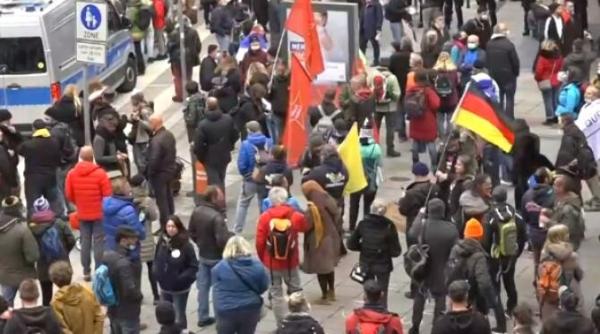 protest in stuttgart germanii in strada nemultumiti de restrictiile impuse de merkel video