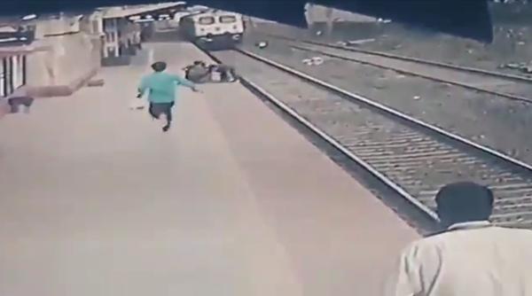 imagini incredibile un copil a fost salvat de pe sinele de tren in ultima clipa video