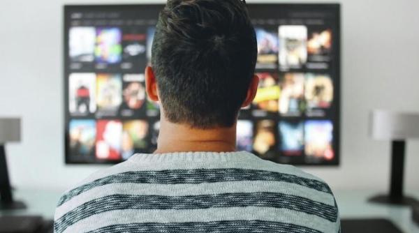 sezonul doi al serialului de succes cine a ucis o pe sara  lansat de netflix in curand