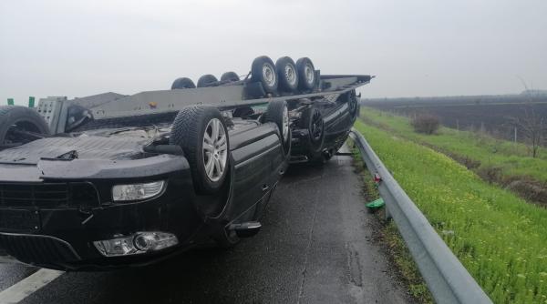 o remorca incarcata cu doua autoturisme s a rasturnat pe a2   foto