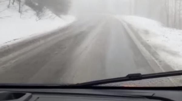 vreme de iarna la munte ninge pe dn1a la limita judetelor brasov si prahova